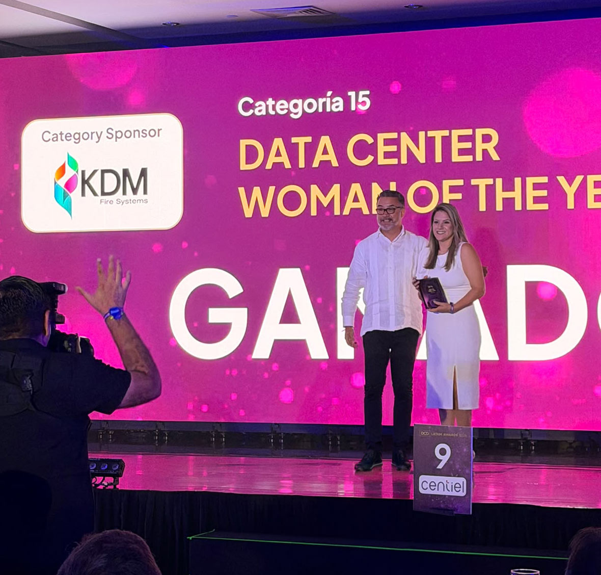 La ganadora fue Crislaine Corradine, Chief Business Support Officer de Elea Data Centers.